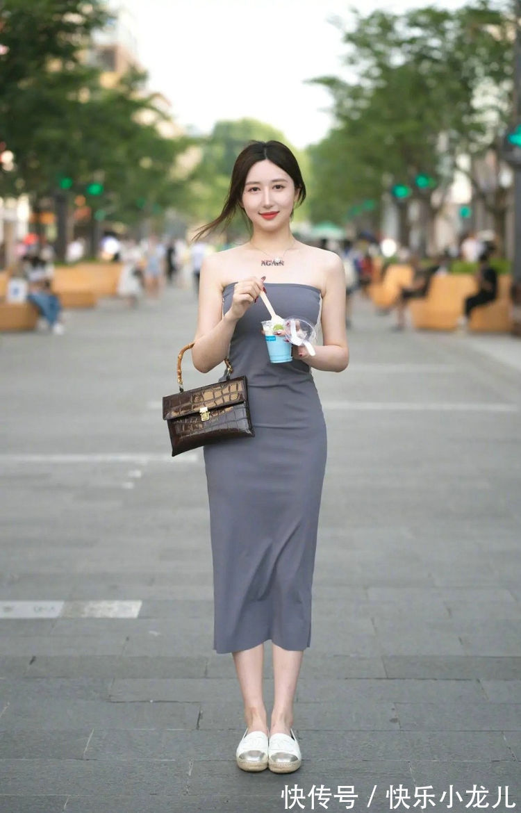 白色 长袖白色衬衫,较为宽松的版型,非常适合职场白领通勤穿搭