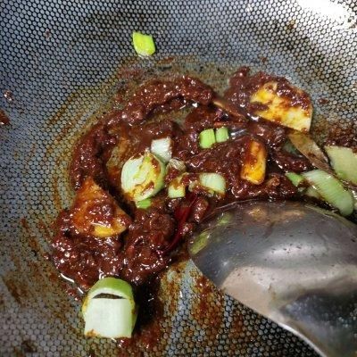 好吃不贵的酱香鸡爪做法，超级入味，老人小孩都爱吃