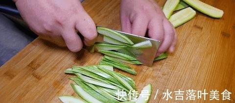 西葫芦炒鸡蛋，地道家常菜，教你百吃不厌的做法，鲜香又美味！