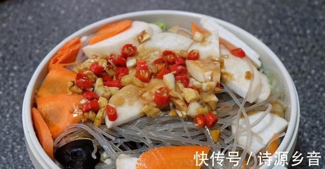 北方人爱吃一锅炖,食材丰富做法简单,自己炖一锅当午饭也不错!