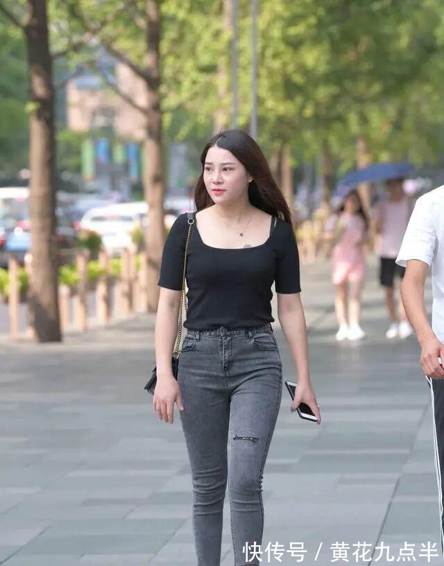 一字|美丽牛仔裤的美女,选择时髦装扮,白里透白