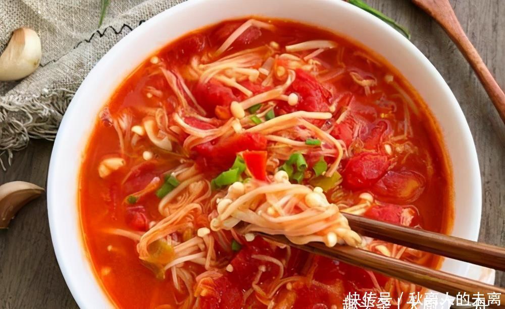 家人|天冷了要多吃金针菇,教你饭店秘制做法。酸辣开胃,家人抢着吃