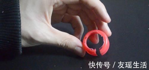 吸盘挂钩上粘个瓶盖真厉害, 一年能省下不少钱, 早点知道就好了