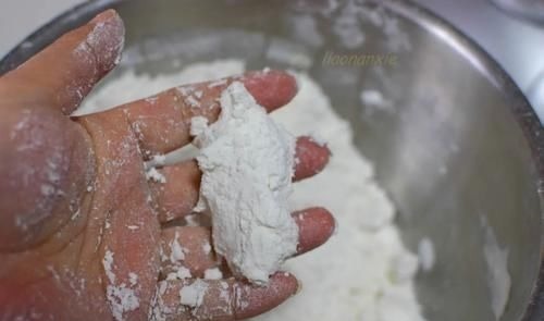 这个小点心，不用揉面不用发酵，一搓一蒸就做好，咸口米糕真好吃