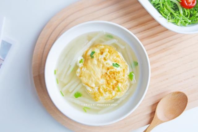 适合冬天喝的萝卜煎蛋汤，一定做给孩子喝，汤鲜味美润肺暖胃