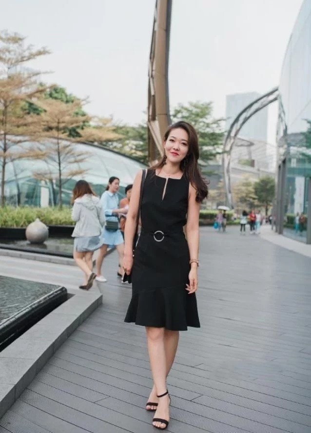 街拍：黑色圆领卫衣搭配黑色破洞牛仔裤，很帅气的小姐姐啊