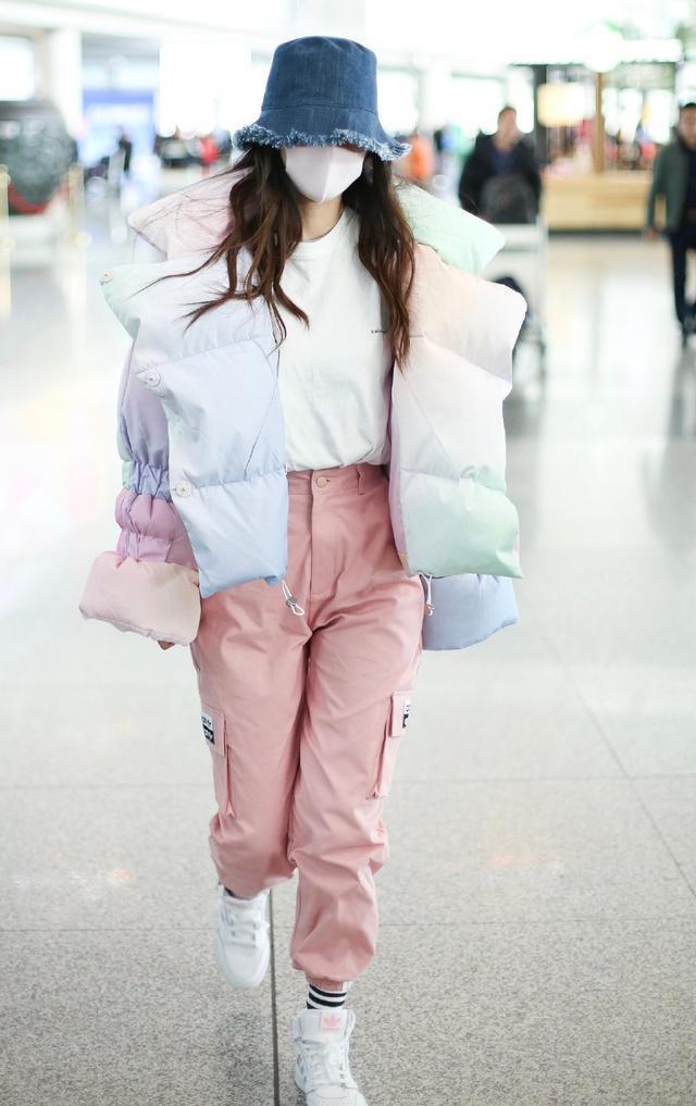 明星 穿羽绒服时尽量别配打底裤,瞧瞧明星这样来穿,时髦保暖上档次