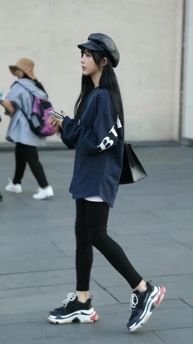 街拍:打电话的小美女,亮丽的穿搭,修长美腿真的养眼