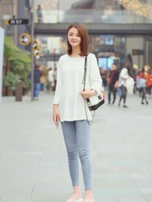 抹胸衣 云髻峨峨的美女, 一件抹胸衣配黑色长裤, 尽显成熟女人韵味