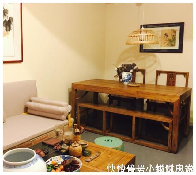 沙发|新房交由婆婆装,不买沙发用“砖”砌,孔雀山水画,让我哭笑不得