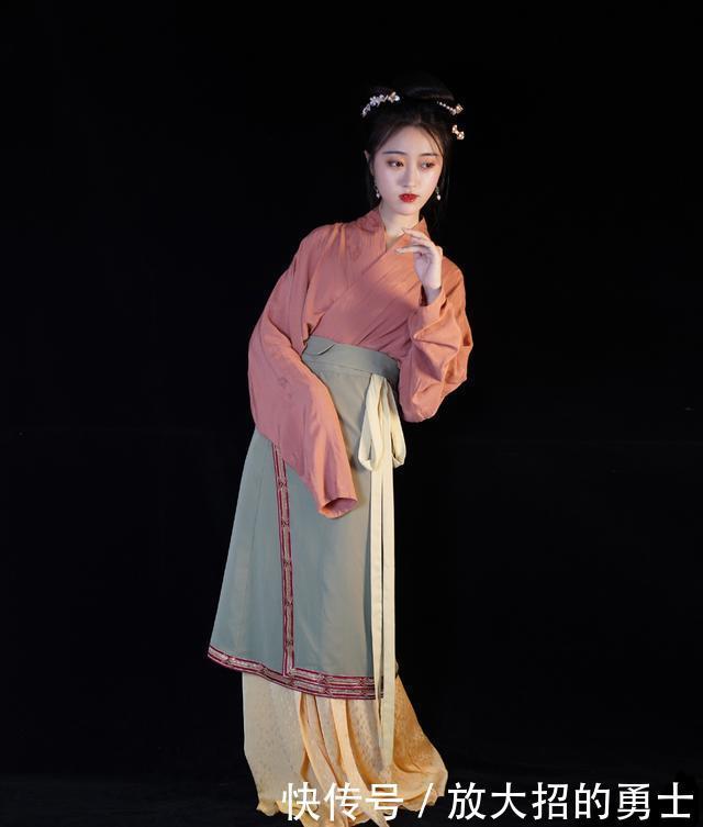 汉服|小姐姐“叠穿”汉服太惹眼,网友你是不是刚从壁画里出来