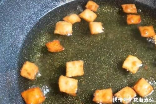 一个土豆,一碗面,简单一做,咬一口嘎嘣脆,做一次能吃半月不坏