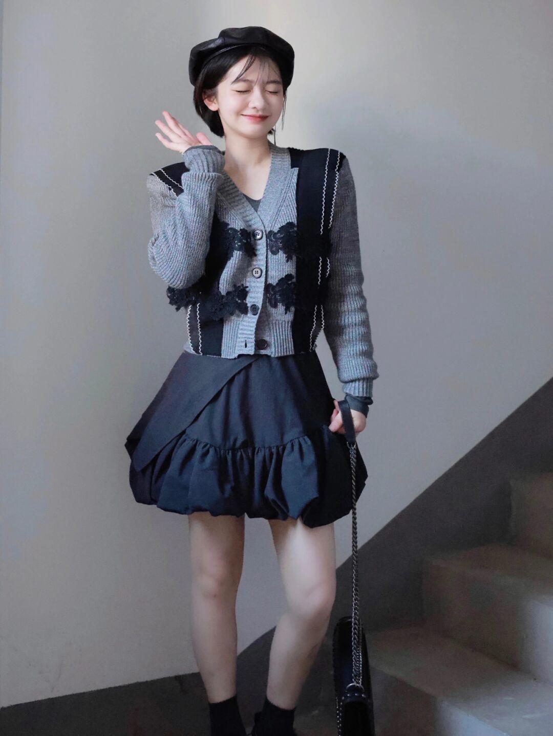 秋天|秋天也可以把裙子穿得很美,蓝色针织衫搭配吊带裙,气质又优雅