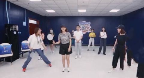 |“段子手”康辉学跳舞,被8位美女围在中间,手足无措像小学生