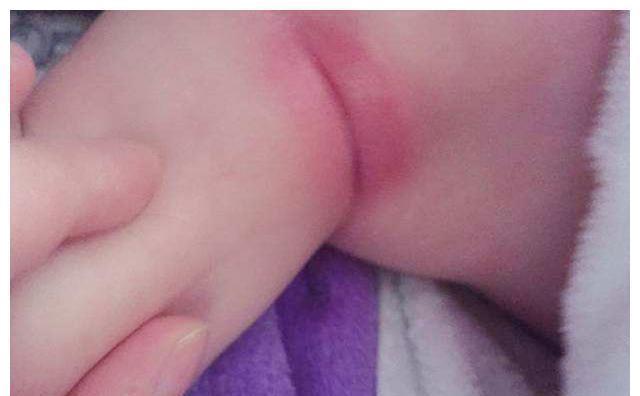 监控|一岁宝宝一抱就哭,医生诊断没毛病,看了监控得知真相