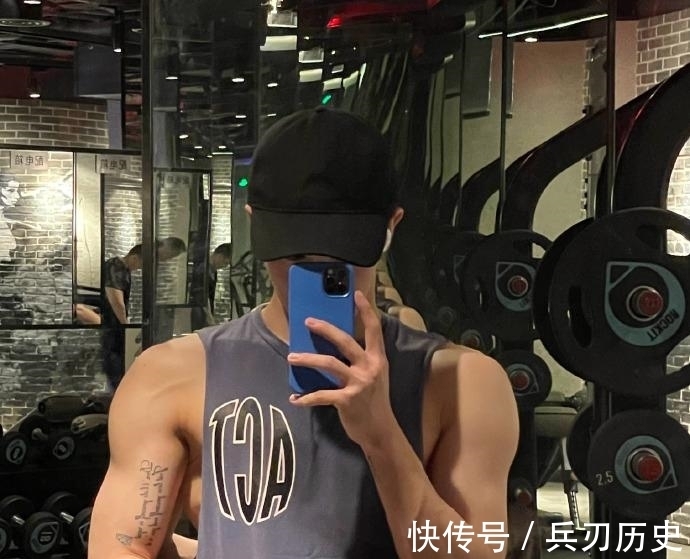 大男孩|帅气的成都大男孩,健身四个半月,手臂和肩有进步,胸肌差点意思!