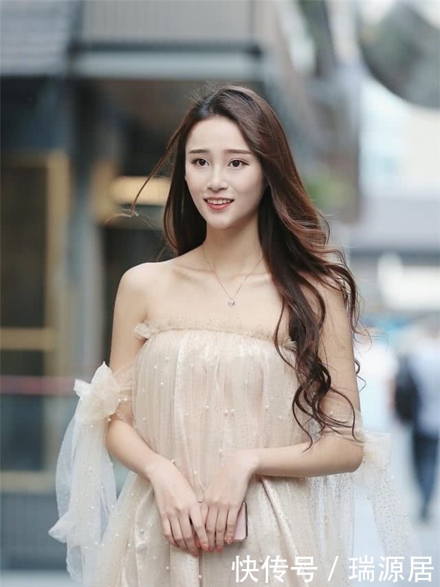 迷人|街拍:清新身材好的美女,性感时尚勾勒出迷人身材!