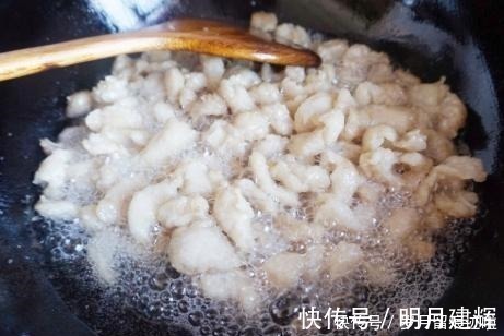 乳白色|熬猪油只放水就错了，教你1招技巧，猪油香浓白净不腥，放得久