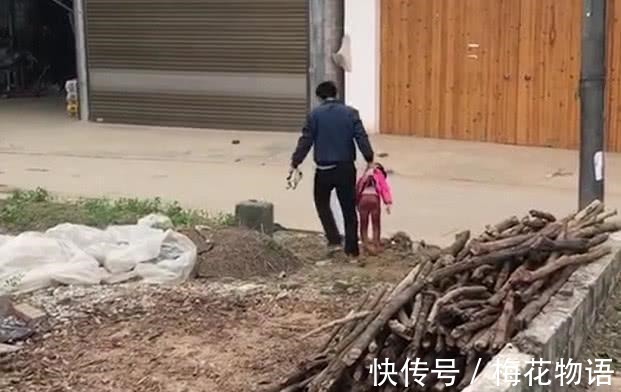 亲爹|做坏事被现场“抓包”,萌娃被亲爹“拎回家”,亲妈看到心疼不已