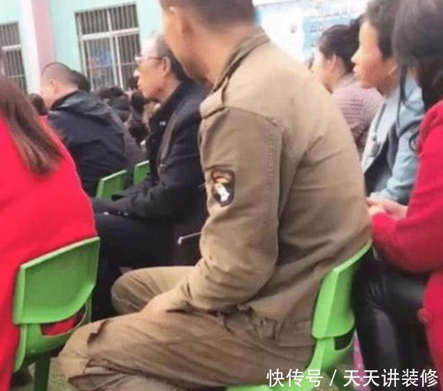 幼儿园家长会，爸爸穿工作服被拍下，照片发上网引发热议