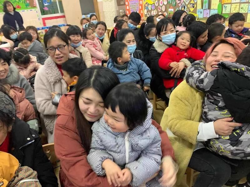 别样的家长会--萌娃节日送祝福 家园共育颂雷锋