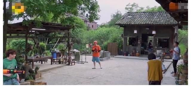 张子枫|张子枫被惩罚用水枪喷黄磊，却害怕不敢动手，黄爸爸的做法太宠了