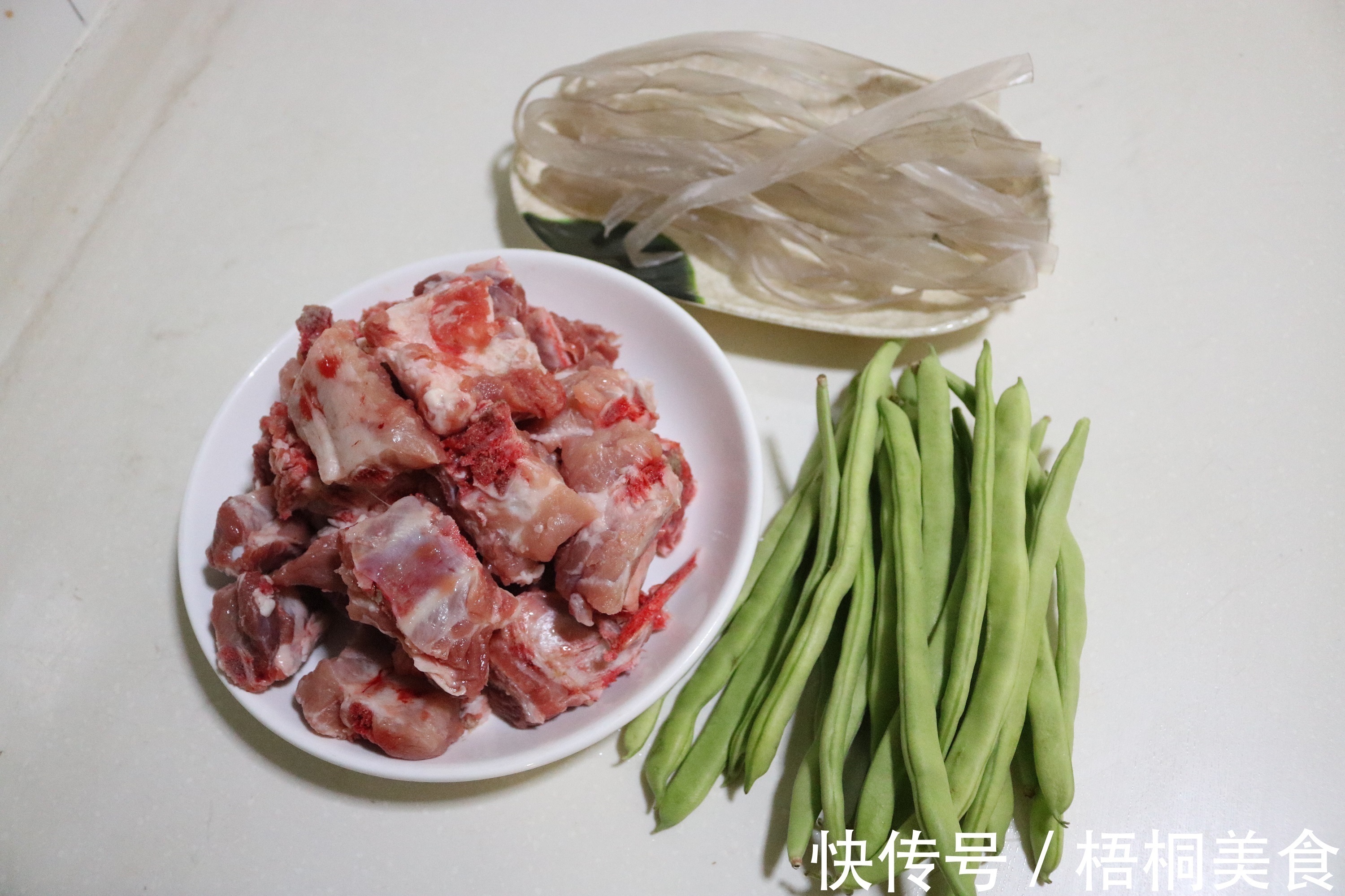 晚餐，花100元只做了一个菜，朋友说：很实惠，外面200吃不到