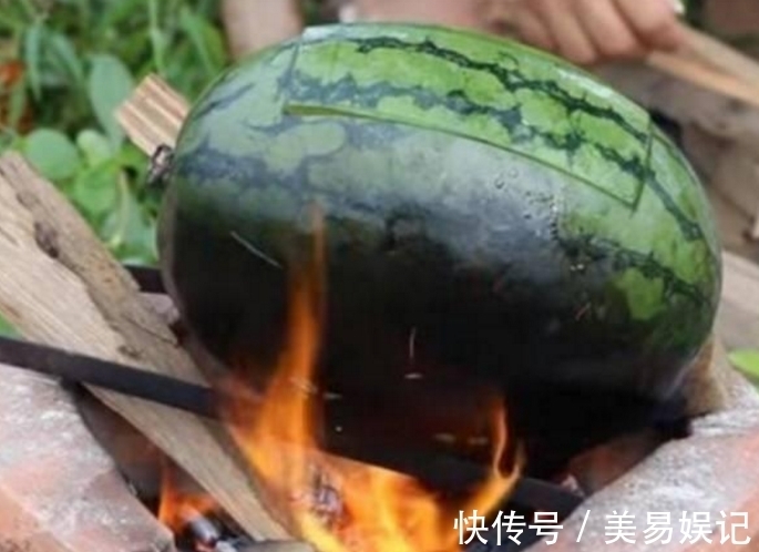 西瓜皮|女子把鸡蛋放进西瓜里煮，婆婆大骂挥霍无度，20分钟后惊喜来了