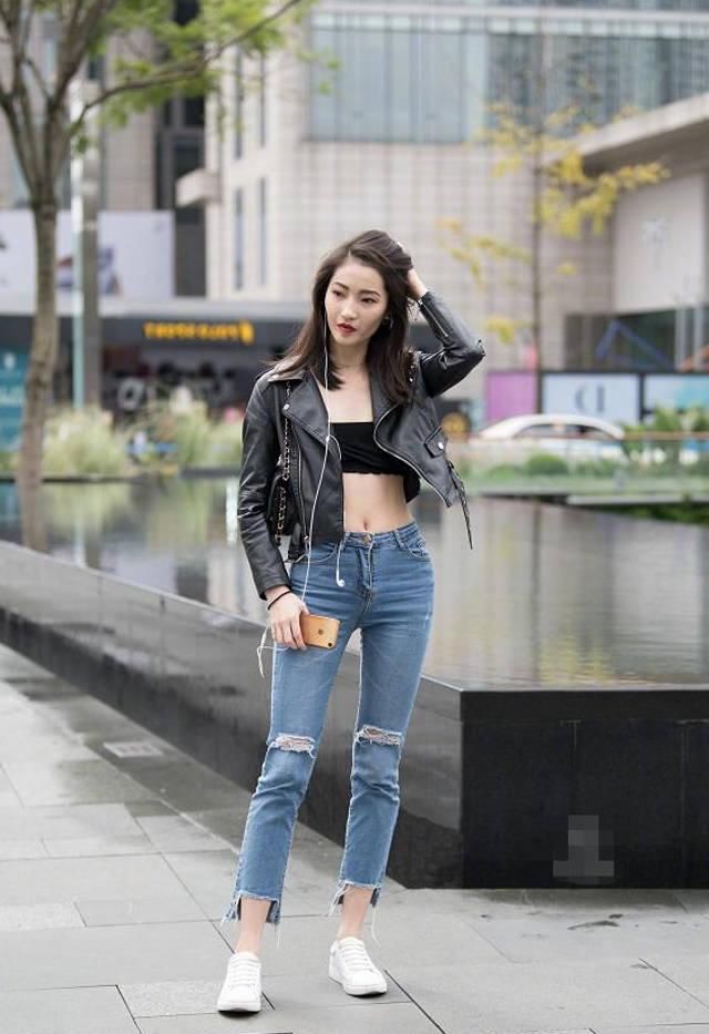 路人街拍，小姐姐搭配黑色上衣，妩媚动人，风情万种