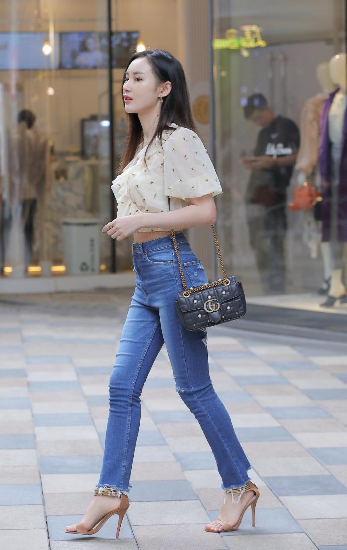 街拍夏日选择牛仔裤,时尚百搭一举两得,让你轻松展现靓丽美感