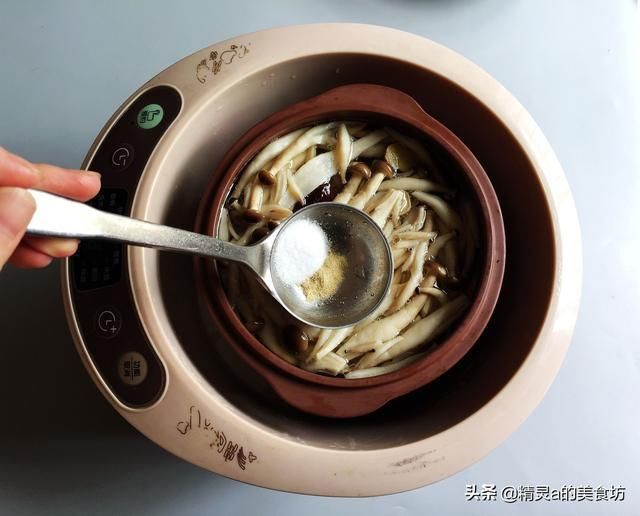 条腿|排骨的最佳CP是“它”，不红烧不卤煮，这样做鲜美可口，吃不腻