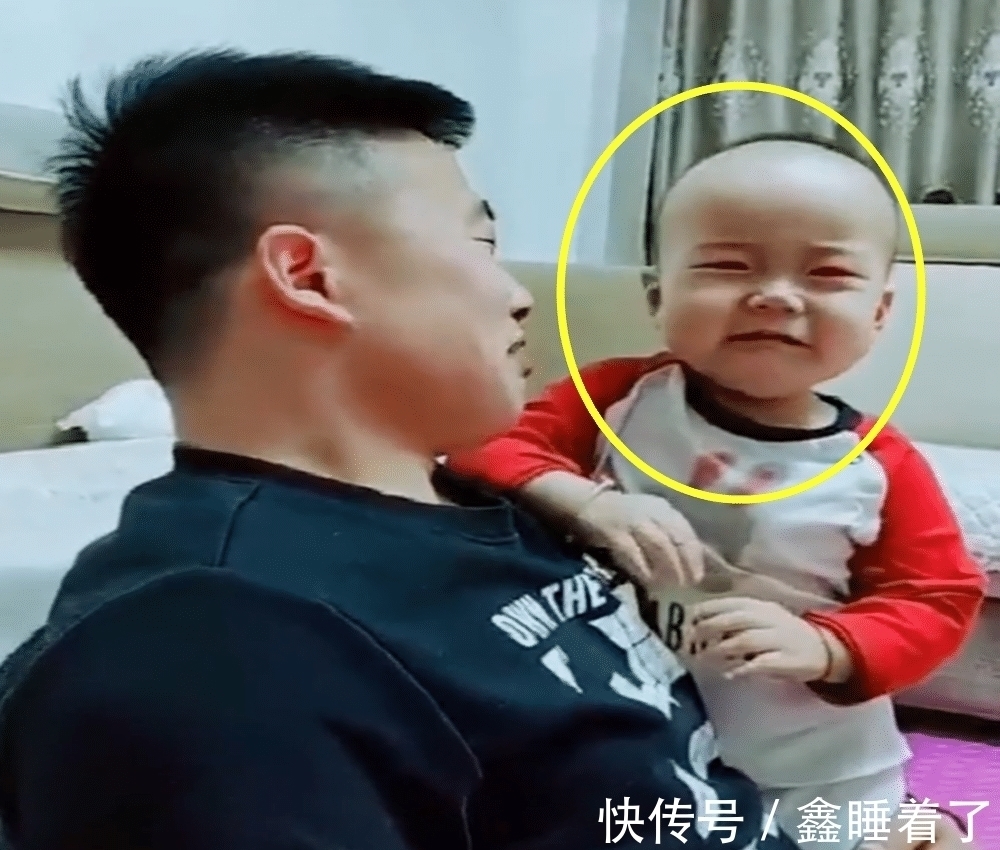 假哭|宝爸向宝宝告状腿被宝妈打疼了, 爷俩抱头痛哭, 宝妈 这俩戏精