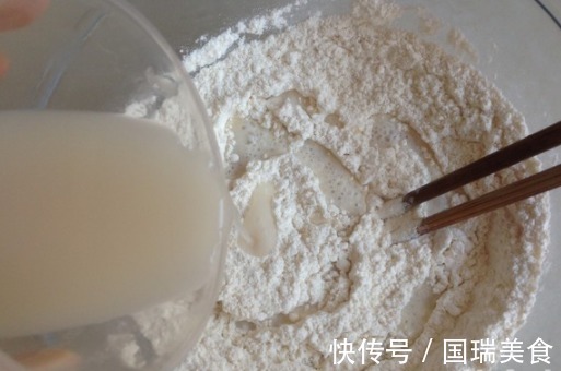 老师傅|蒸馒头,用冷水还是用热水好老师傅教你4招,馒头香软蓬松!