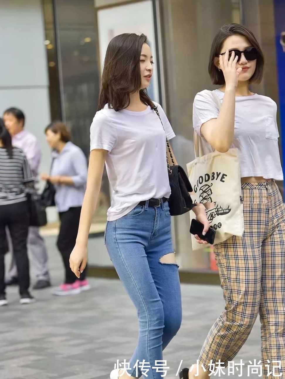 破洞牛仔裤|路人街拍:别再穿无聊的破洞牛仔裤了,今年的时尚是直接撕开!