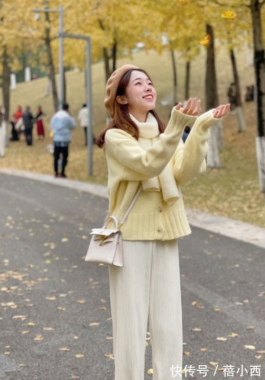 斜挎包 “针织衫”总是穿得平平无奇?建议你从颜色入手,轻松显白好几度