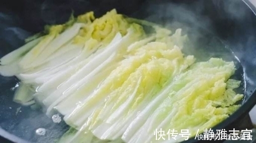 帮子|炒白菜时，别急着下锅炒，多加“1步”，白菜又香又脆还不发黑