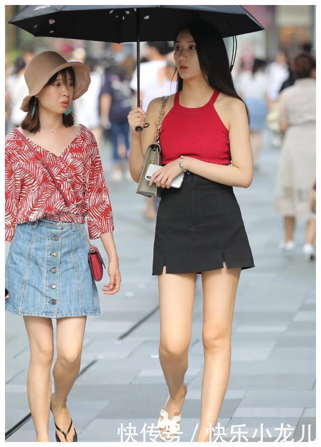 柔顺|挂脖上衣搭短裙, 乌黑柔顺的长发随意披散, 散发着十足的温柔感