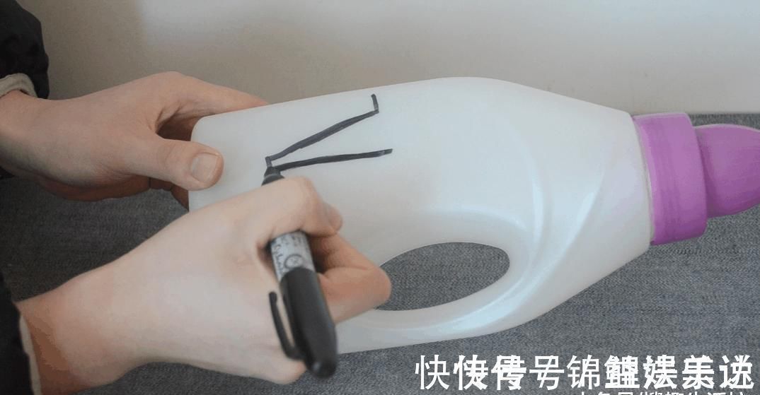 家家户户|洗衣液瓶子别扔了, 简单剪几刀, 放在厨房这样用, 人人见了都夸好