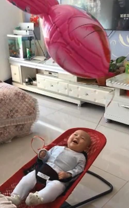 山体滑坡|“最懒爸爸”火了,为偷懒想出哄娃妙招,宝宝一个人玩得不亦乐乎