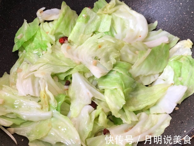 为啥饭店里的手撕包菜又香又脆学会几个技巧，在家也能做得好吃