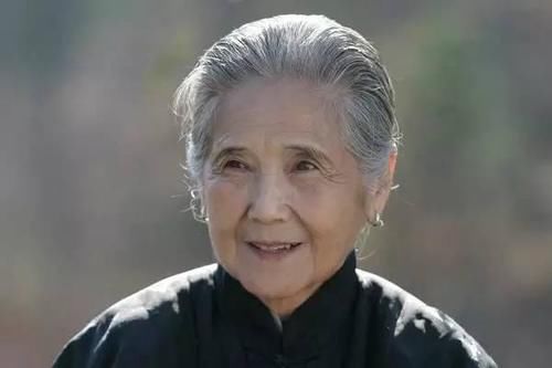 女人“绝经”表示自己老了?女性绝经后,有些问题可能也会离开你