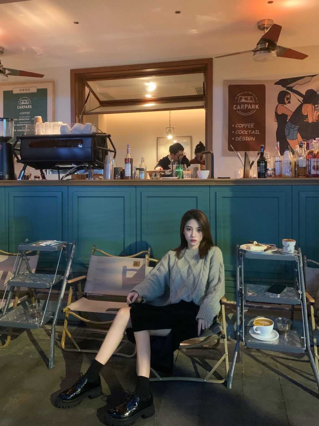 大长腿 毛衣+半身裙是真火!今年冬天这样穿,真的美到没朋友