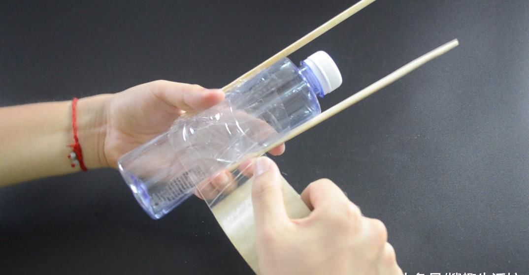 家庭|塑料瓶上绑2根筷子, 这个作用太棒了, 解决了很多家庭的烦恼