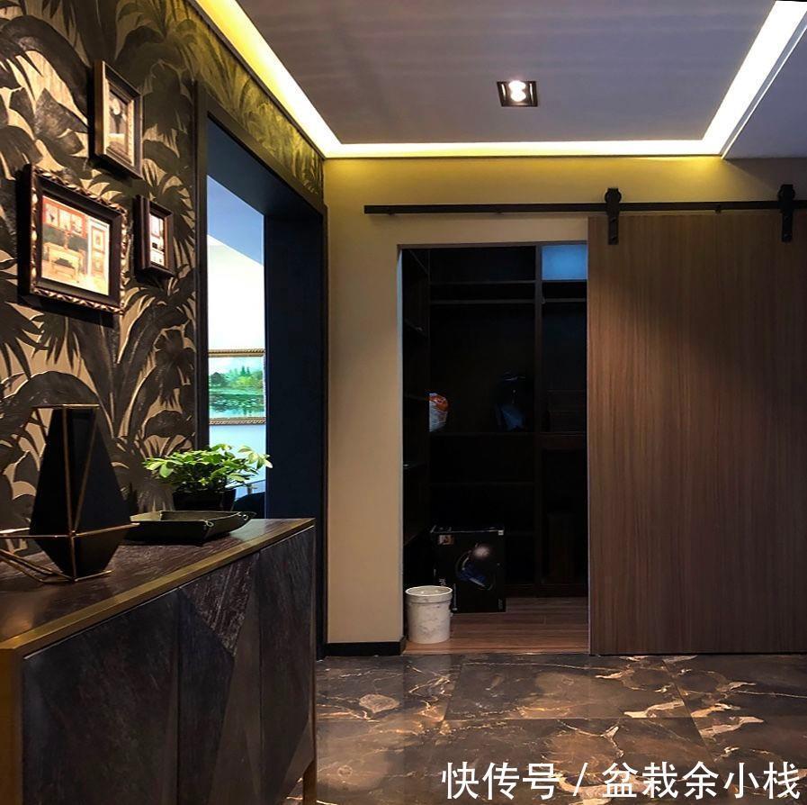 业主|用金色来描绘黑白,传递出不一样的空间,卧室的浮雕墙纸更是独特