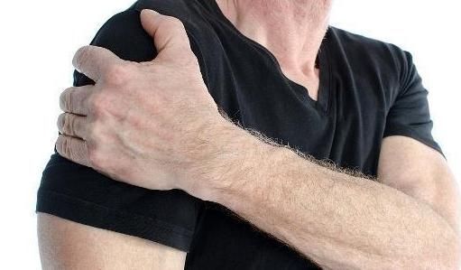 肩部|身体的两个部位持续疼痛,不要粗心大意,可能是肺癌的早期信号!