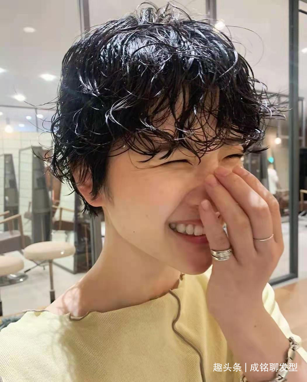 精油 烫发不会打理造型今年流行“吹不干”发型,不用造型也很时髦