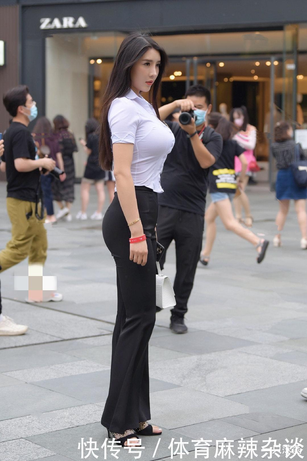 姑娘苗条的令人羡慕,穿着么瘦的衣服也能潇洒自如