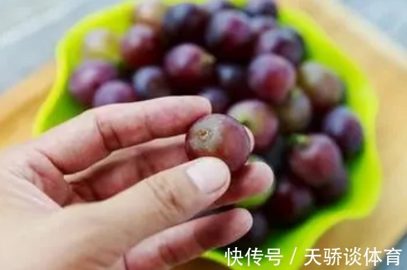 洗葡萄时,别只会用盐水泡,多加1步,农残虫卵统统洗掉,特干净