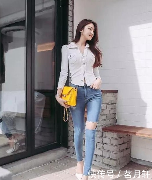 时尚|紧身牛仔裤小姐姐,勾勒出完美曲线,尽显苗条的身姿!