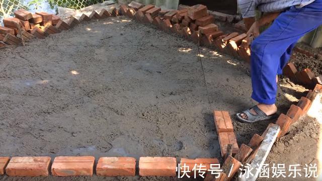 院子|老爸在家闲不住,用红砖铺院子,拼花效果比大理石还好看耐用